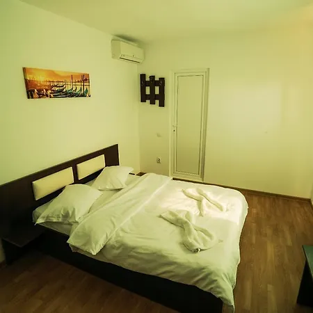 Aty & Michelle Вама-Веке